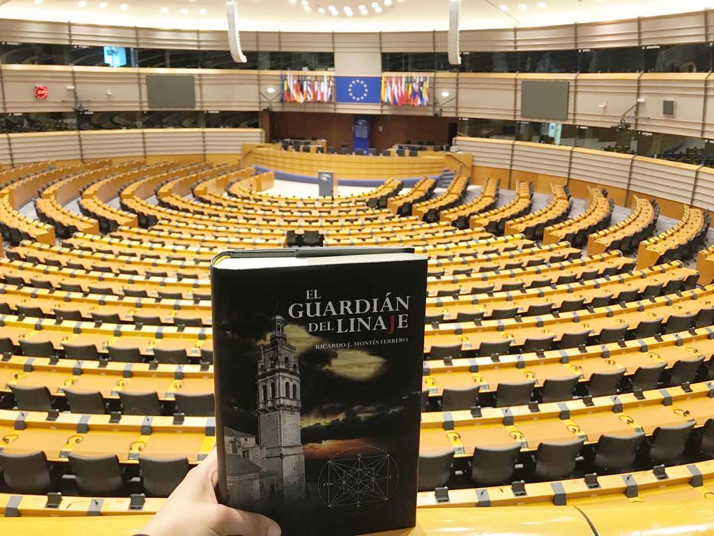 La Novela "El Guardián del Linaje" en la sede del parlamento europeo de Estrasburgo.