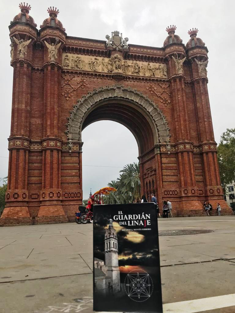 La Novela "El Guardián del Linaje" en Barcelona, arco del Triunfo.