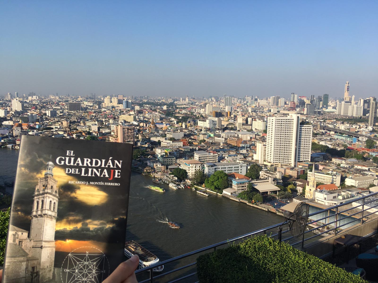 La Novela "El Guardián del Linaje" en Bangkok