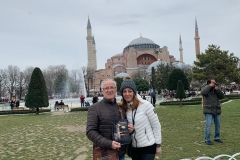La novela "El Guardián del Linaje", ante la Mezquita Azul de Estambul, con Rafa y Silvia.