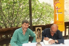 Ricardo Montés firma y dedica un ejemplar de su novela a Josep Sanjuan.