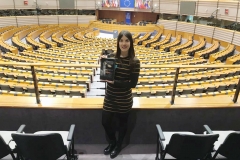 Marta Montés, posa con El Guardián del Linaje en el Salón de Plenos del Parlamento Europeo.