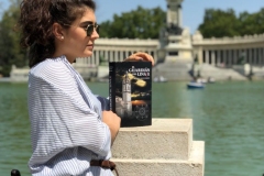 Cristina Blanco con la Novela "El Guardián del Linaje". Parque del Retiro de Madrid