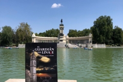 La Novela "El Guardián del Linaje" en el Parque del Retiro de Madrid. Detrás el Monumento a Alfonso XII.