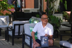 Ricardo Montés con su Novela en el Parque de Maria Luisa