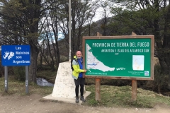 Rafa Peiró junto al cartel de la provincia de Tierra del Fuego