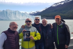Enrique, Rafa, Isidro, Javier y Joaquín, posan con "El Guardián del Linaje" delante de pared de 60 metros de altura del glaciar "Perito Moreno"
