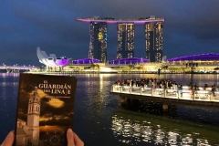 La Novela "El Guardián del Linaje" ante el Hotel Marina Bay Sand de Singapur.4