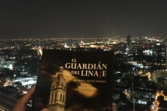 El Guardián del Linaje en la ciudad de Bangkok. Vista nocturna.