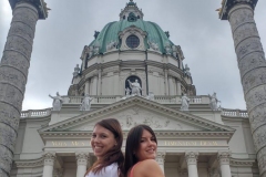 Marta Montés y Alice Tesch ante una las cúpulas del palacio MIrabell.