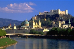 Vista de la ciudad de Mozart, con el rio Salzt en primer plano