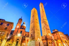 Bolonia. Torres Garisenda (izquierda) y Asinelli, símbolos medievales de la ciudad.