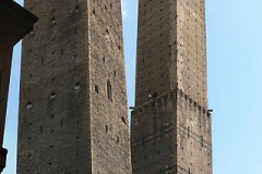Las torres  Garisenda y Asinelli, símbolo del poder los señores feudales.
