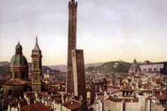 Vista panorámica de la ciudad de Bolonia. Se puede apreciar la dsviacion de las torres respecto a la vertical.