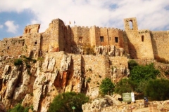 Castillo de Calatrava la Nueva, cuyos origines se remontan al año 1197., cuando  Nuno de Lara lo construyó como el antiguo "Castillo de Dueñas".