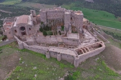 El Castillo de Calatrava la Nueva, está situado frente al Castillo de Salvatierra, controlando estratégicamente el paso hacia Sierra Morena.