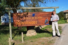 Juan Sanz posa con la novela en la entrada del Parque  Nacional de las Tablas de Daimiel.