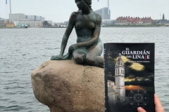 La Sirenita de Copenhague con "El Guardián del Linaje"