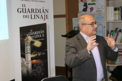Ricardo Montés en un momento de su conferencia en el Colegio la Milagrosa de Ontinyent.