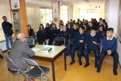 Los alumnos del Colegio la Milagrosa escuchan atentos la conferencia de Ricaro Montés