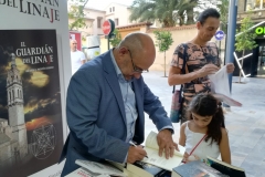 Ricardo Montés firmando un ejemplar del Cuento Mozárabe de Navidad a una joven lectora.