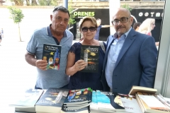 Ricardo Montés junto Marilola Soriano y su marido, una de las lectoras de su novela.