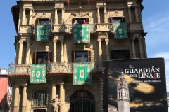 El Guardián del Linaje, ante la fachada del Ayuntamiento de Pamplona en las Fiestas de San Fermín.