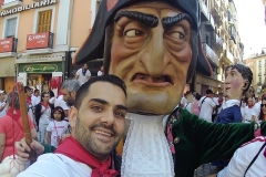 Ricardo Montés Oviedo con el popular "Caravinagre", de la Comparsa de gigantes y cabezudos de Pamplona