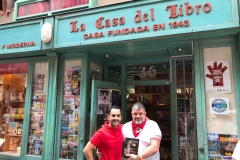 Ricardo Montés Oviedo con Carmelo Buttini, delante de la Librería Estafeta de Pamplona, con un ejemplar de la novela "EL GUARDIÁN DEL LINAJE".