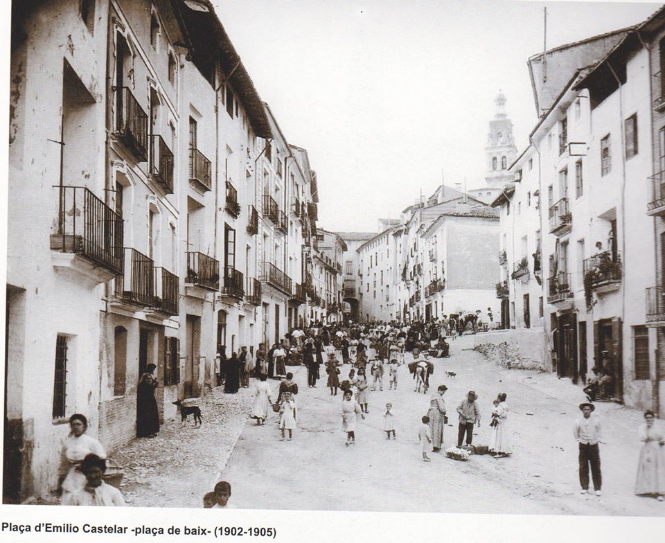 La Plaça de Emilio Castelar en dia de mercado (1902-1905). Al fondo la Torre, sobresale por encima de todos los edificios.