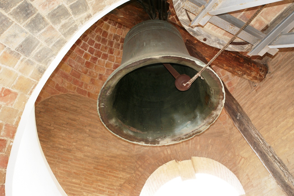 Interior del primer remate de la Torre Campanario, con la Campana “Rauxa i Foc”, fundida en 1.553, la más antigua de las 13 campanas de la Torre.