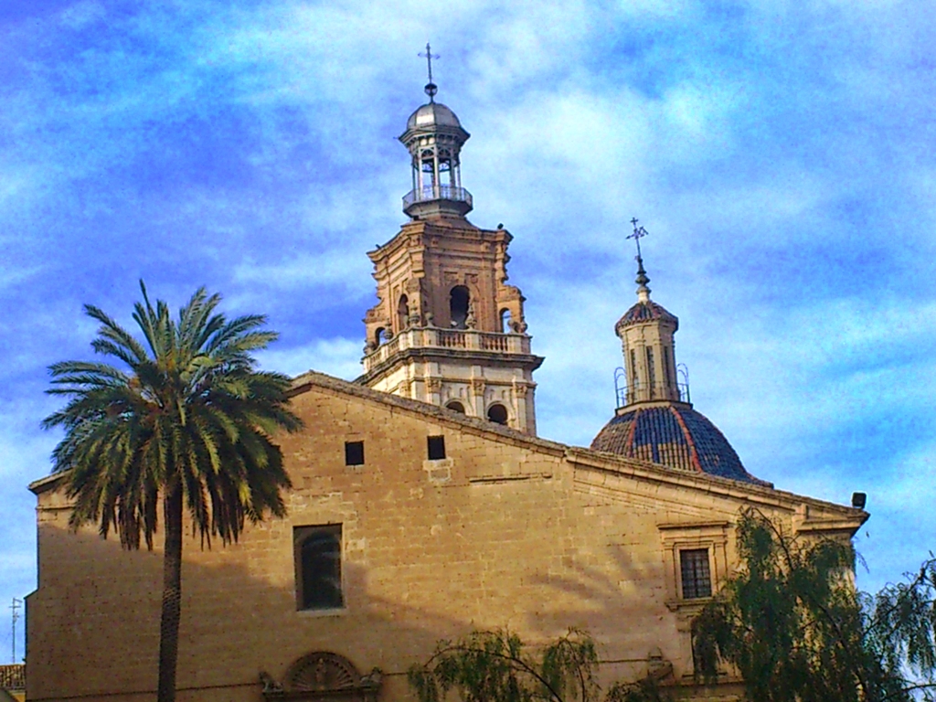 Fachada de la Iglesia de la Asunción de Santa María de Ontinyent con la Torre Campanario y la Linterna de la Capilla de la Purísima. Fotografía tomada desde la plaza del Fosaret.