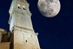 La Torre Campanario en noche de plenilunio