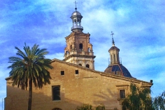 Fachada de la Iglesia de la Asunción de Santa María de Ontinyent con la Torre Campanario y la Linterna de la Capilla de la Purísima. Fotografía tomada desde la plaza del Fosaret.