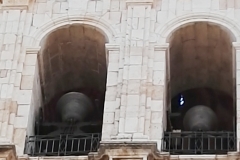 Detalle de la terraza de campanas, con las campanas “Purísima” (izquierda) y “Petra”, en posición de reposo previo a un inminente volteo.
