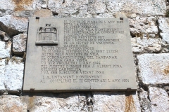 Placa que recuerda el 300 aniversario del inicio de la construcción de la Torre. Se puede ver al pie del Campanario, en la calle Regall.