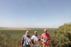Pepe Gonzalez, Ricardo Montés y Salustiano Gutierrez . Detrás de ellos el lugar en donde se desarrolló la Batalla de la Laguna de la Janda.