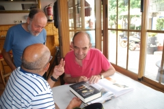 Ricardo Montés muestra su novela a Salustiano Gutierrez, en presencia de Pepe González.
