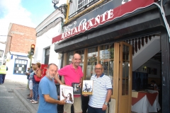 Pepe Gonzalez, Salustiano Gutierrez y Ricardo Montés , con el Programa de Fiestas de Ontinyent, el libro de la Historia de Cervino y la Novela El Guardián del Linaje.