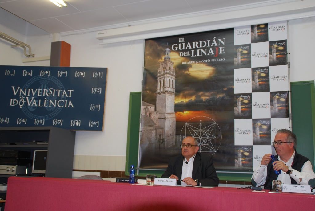 El autor en un momento de  la presentación de "El Guardián del Linaje"