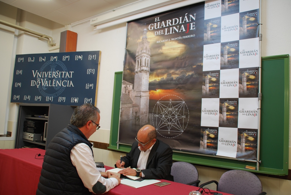El autor firmando ejemplares de la Novela "El Guardián del Linaje"