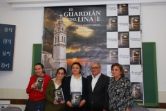 Ricardo Montés con alumnas del Colegio la Milagrosa con "El Guardián del Linaje"