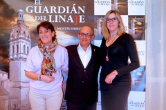 Ricardo Montés, con Alicia Sarrió y Sandra Atienza, dos de las personas que han asesorado a  Ricardo en su Novela.