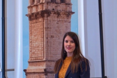 Marta Montés, posa con una reproducción de la Torre Campanar de Santa Maria.