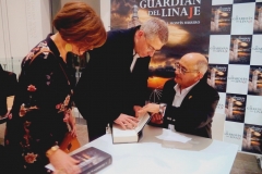 Ricardo Montes firmando novelas a Jorge Soler y Mª Carmen Gil