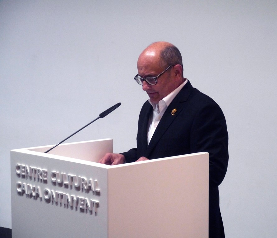 Ricardo Montes pronunciando el discurso de la presentación de la novela "El Guardián del Linaje".