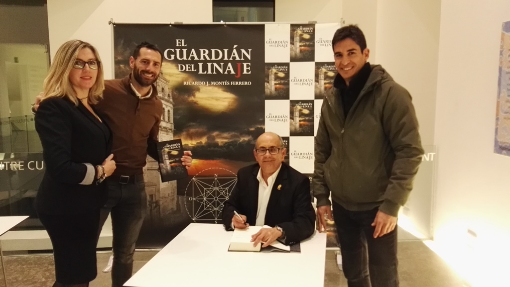 Ricardo Montes firmando novelas, con Sandra Atienza, Rafa Penades y Antonio Lacueva.