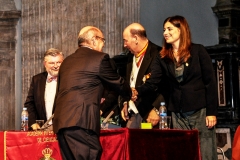 Ricardo Montés felicitado por el Presidente de la Academia.