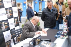Ricardo Montés firmando novelas a Rafael Belda..