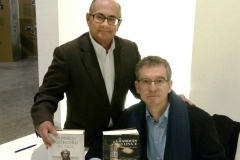 Ricardo Montés y Santiago Posteguillo, posan con sus respectivas novelas en el Centre Cultural de Caixa Ontinyent. 8-2-19